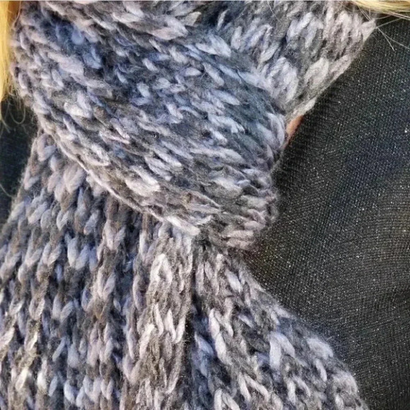 Black/ Gray Knit Scarf - Picture 3 of 4